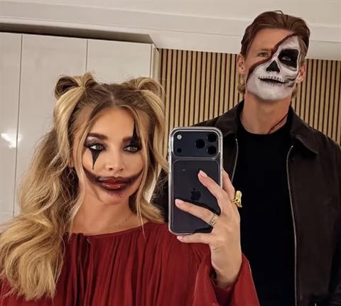 McTominay trêu Hojlund vì gu thời trang “thảm họa” đêm Halloween